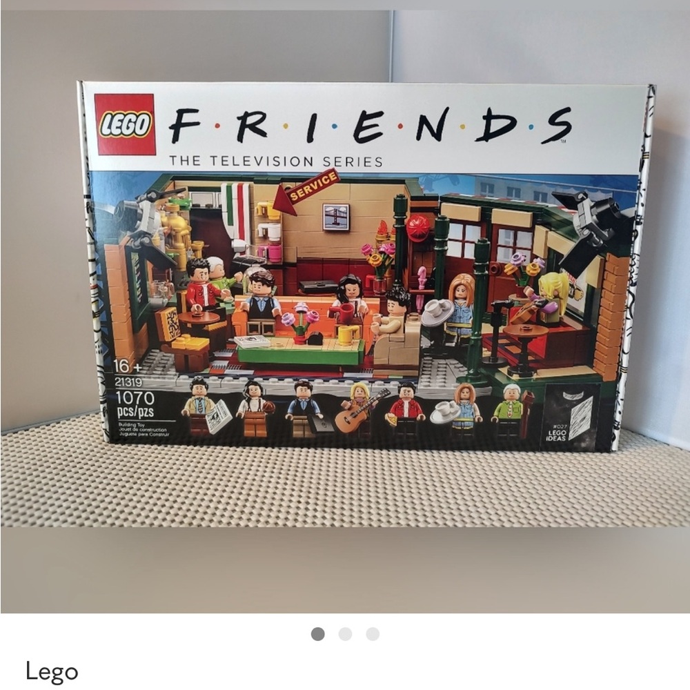 LEGO Friends Retired set 21319 1070 pieces